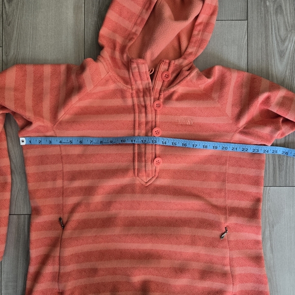 The North Face Crescent Sunshine Sweater. (D9) - Picture 5 of 12